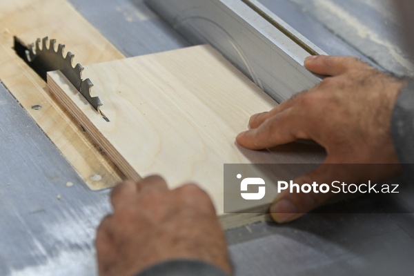 Ağac materiallarını sənətə çevirən xarrat Əziz Hüseynzadə