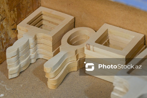 Ağac materiallarını sənətə çevirən xarrat Əziz Hüseynzadə