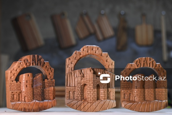 Ağac materiallarını sənətə çevirən xarrat Əziz Hüseynzadə