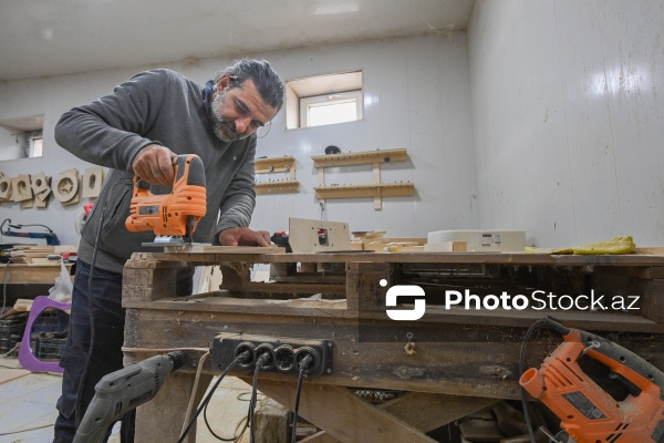 Ağac materiallarını sənətə çevirən xarrat Əziz Hüseynzadə