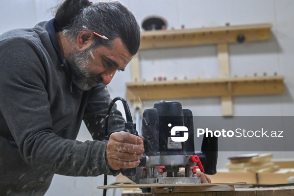 Ağac materiallarını sənətə çevirən xarrat Əziz Hüseynzadə