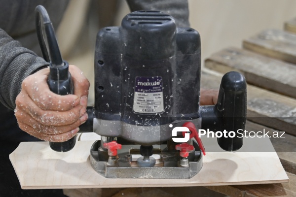 Ağac materiallarını sənətə çevirən xarrat Əziz Hüseynzadə