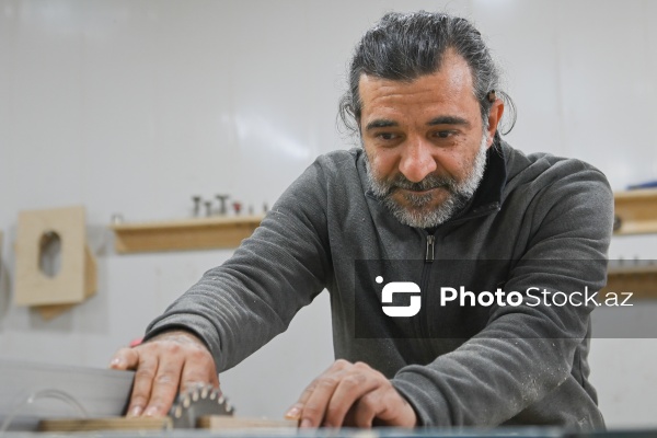 Ağac materiallarını sənətə çevirən xarrat Əziz Hüseynzadə