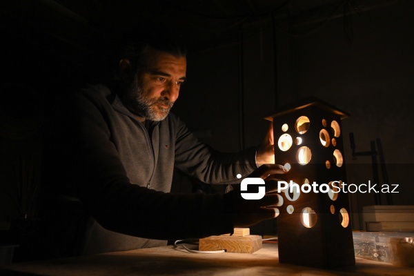 Ağac materiallarını sənətə çevirən xarrat Əziz Hüseynzadə