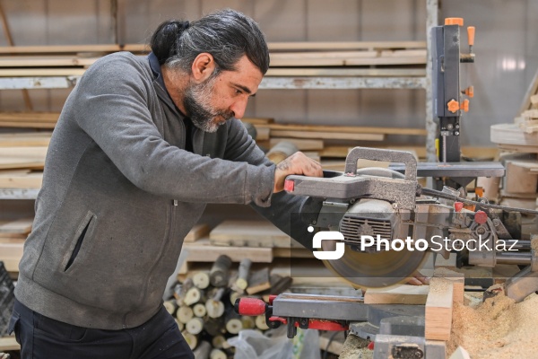 Ağac materiallarını sənətə çevirən xarrat Əziz Hüseynzadə