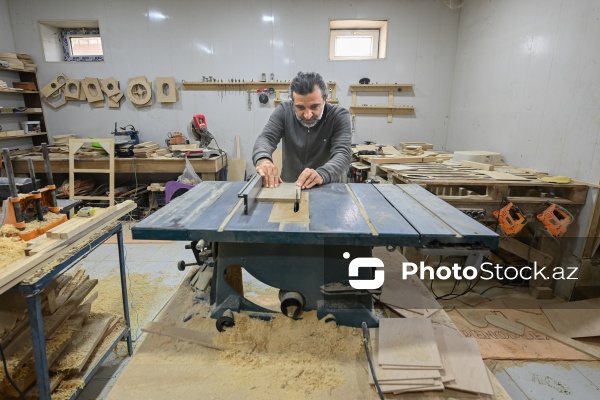 Ağac materiallarını sənətə çevirən xarrat Əziz Hüseynzadə