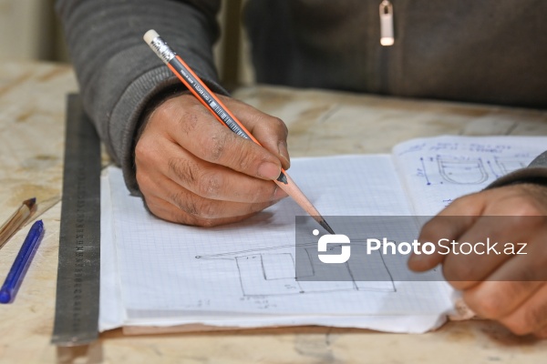 Ağac materiallarını sənətə çevirən xarrat Əziz Hüseynzadə