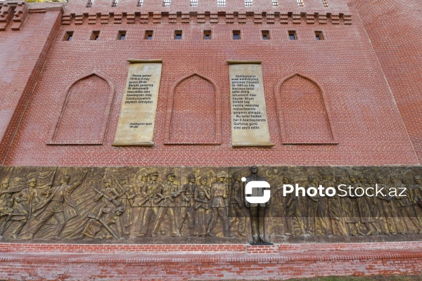 XI əsrə aid olan əzəmətli Gəncə qapıları