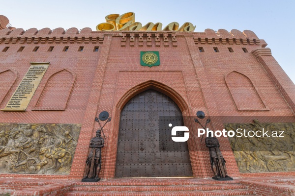 XI əsrə aid olan əzəmətli Gəncə qapıları