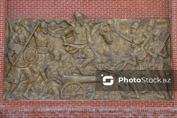 XI əsrə aid olan əzəmətli Gəncə qapıları