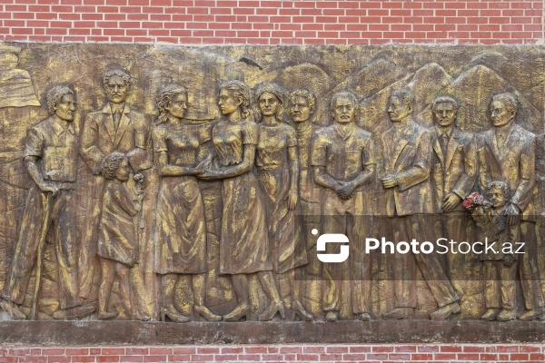 XI əsrə aid olan əzəmətli Gəncə qapıları