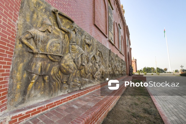 XI əsrə aid olan əzəmətli Gəncə qapıları