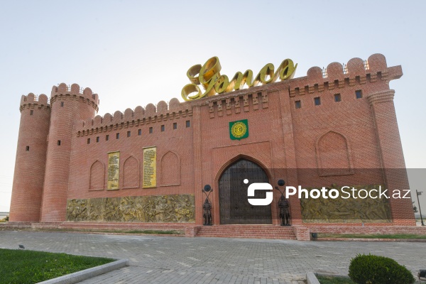 XI əsrə aid olan əzəmətli Gəncə qapıları