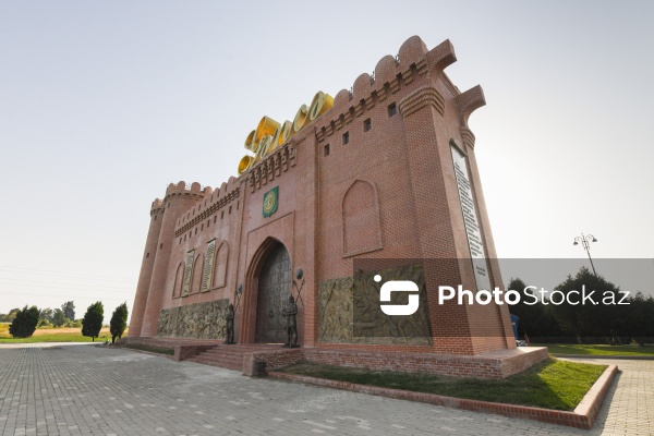 XI əsrə aid olan əzəmətli Gəncə qapıları