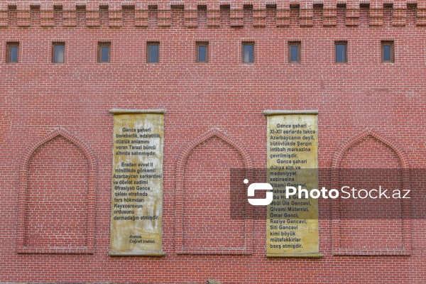 XI əsrə aid olan əzəmətli Gəncə qapıları