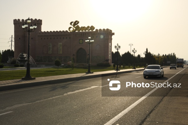 XI əsrə aid olan əzəmətli Gəncə qapıları