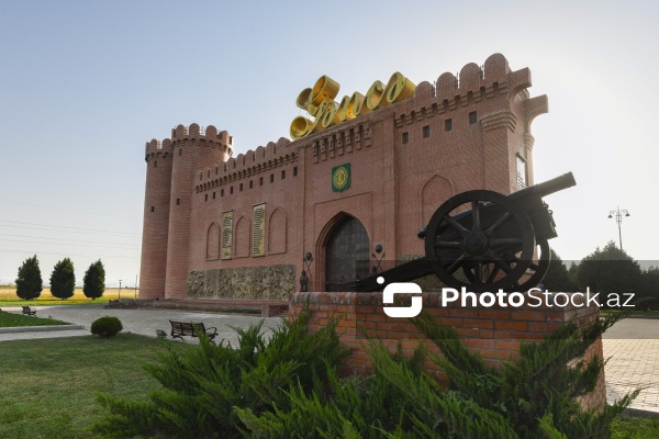 XI əsrə aid olan əzəmətli Gəncə qapıları