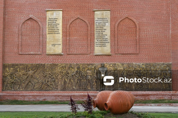 XI əsrə aid olan əzəmətli Gəncə qapıları