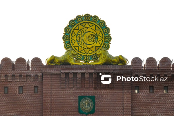 XI əsrə aid olan əzəmətli Gəncə qapıları