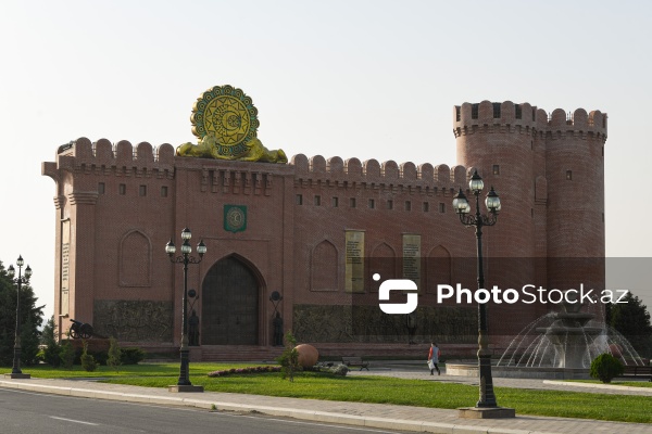 XI əsrə aid olan əzəmətli Gəncə qapıları