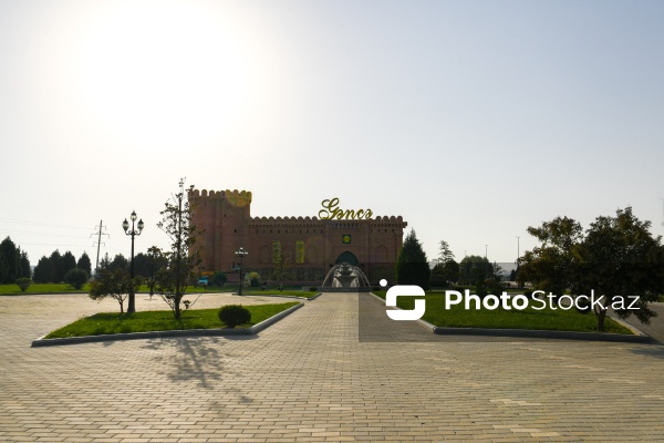 XI əsrə aid olan əzəmətli Gəncə qapıları