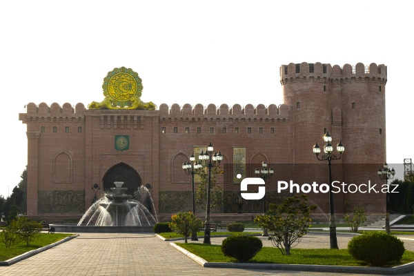 XI əsrə aid olan əzəmətli Gəncə qapıları