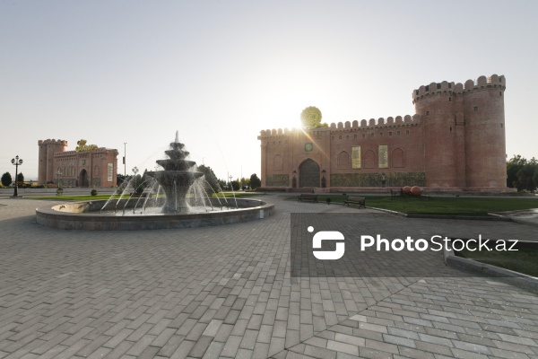 XI əsrə aid olan əzəmətli Gəncə qapıları