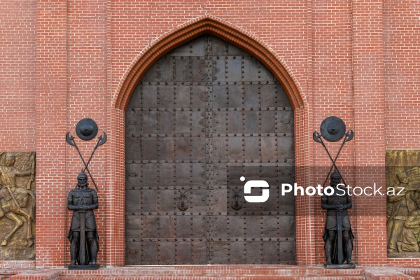 XI əsrə aid olan əzəmətli Gəncə qapıları