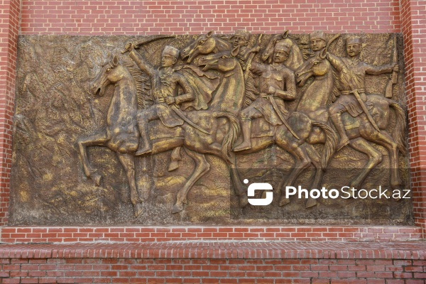 XI əsrə aid olan əzəmətli Gəncə qapıları