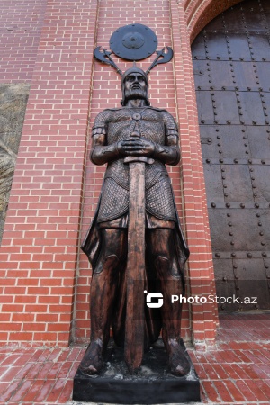 XI əsrə aid olan əzəmətli Gəncə qapıları