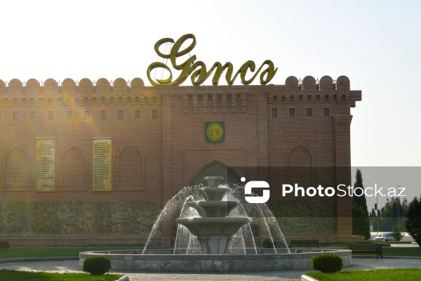 XI əsrə aid olan əzəmətli Gəncə qapıları