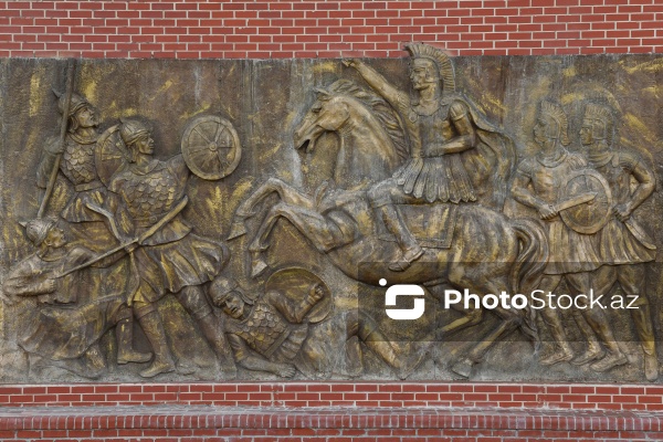 XI əsrə aid olan əzəmətli Gəncə qapıları