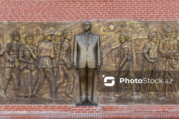 XI əsrə aid olan əzəmətli Gəncə qapıları