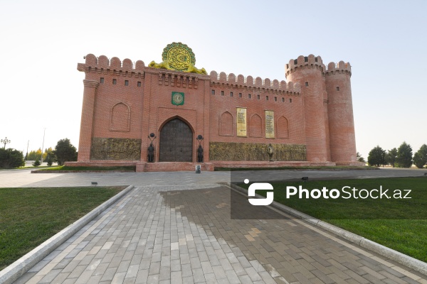 XI əsrə aid olan əzəmətli Gəncə qapıları