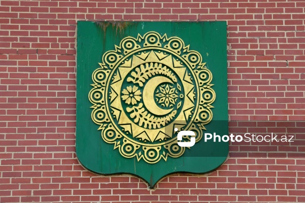 XI əsrə aid olan əzəmətli Gəncə qapıları