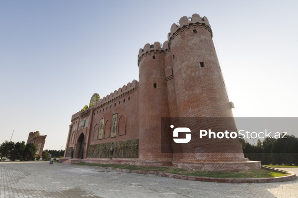 XI əsrə aid olan əzəmətli Gəncə qapıları