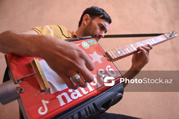 Yağ qabından düzəltdiyi gitara ilə məşhurlaşan Natiq Mehbullayev
