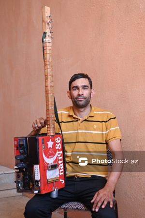 Yağ qabından düzəltdiyi gitara ilə məşhurlaşan Natiq Mehbullayev