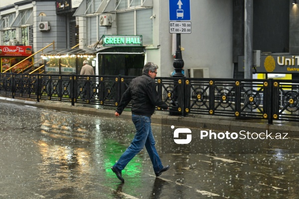 Yağışlı bir gündə paytaxt Bakı