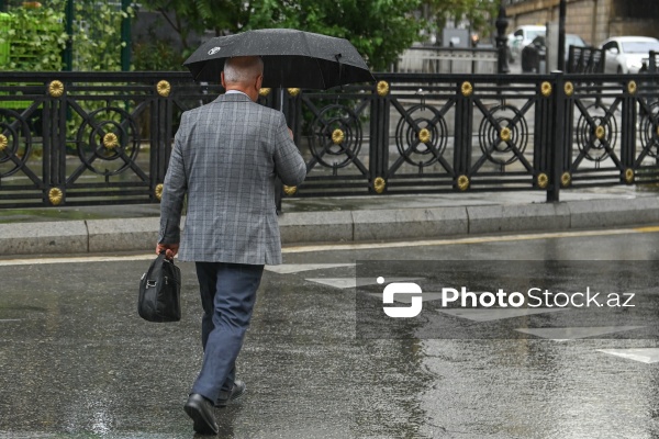 Yağışlı bir gündə paytaxt Bakı