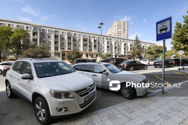 Yasamal rayonunun Tbilisi prospektindəki yeni taksi duracaqları