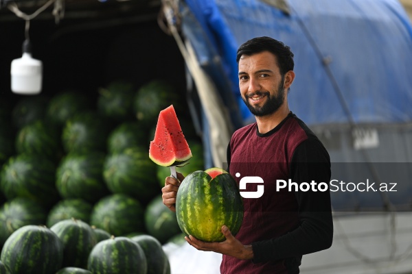 Qarpız və yemişin yol kənarlarında pərakəndə satışı