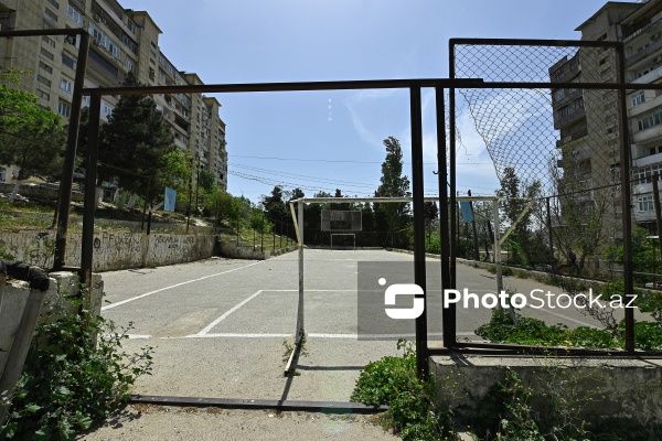 Yeni Günəşli, D massivində yerləşən baxımsız park