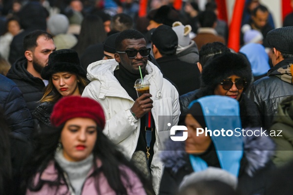 Yeni ilə bir neçə saat qalmış Bakı şəhəri