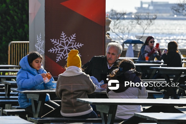 Yeni ilə bir neçə saat qalmış Bakı şəhəri