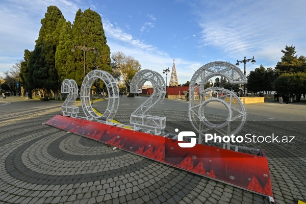 Yeni ilə bir neçə saat qalmış Bakı şəhəri