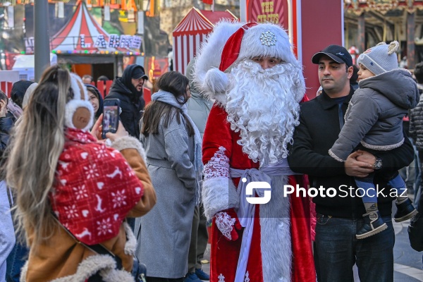 Yeni ilə bir neçə saat qalmış Bakı şəhəri