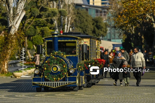 Yeni ilə bir neçə saat qalmış Bakı şəhəri