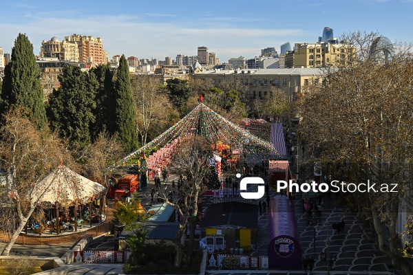 Yeni ilə bir neçə saat qalmış Bakı şəhəri