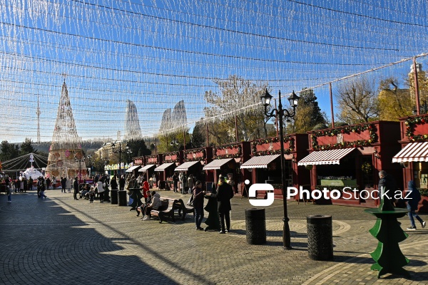 Yeni ilə bir neçə saat qalmış Bakı şəhəri